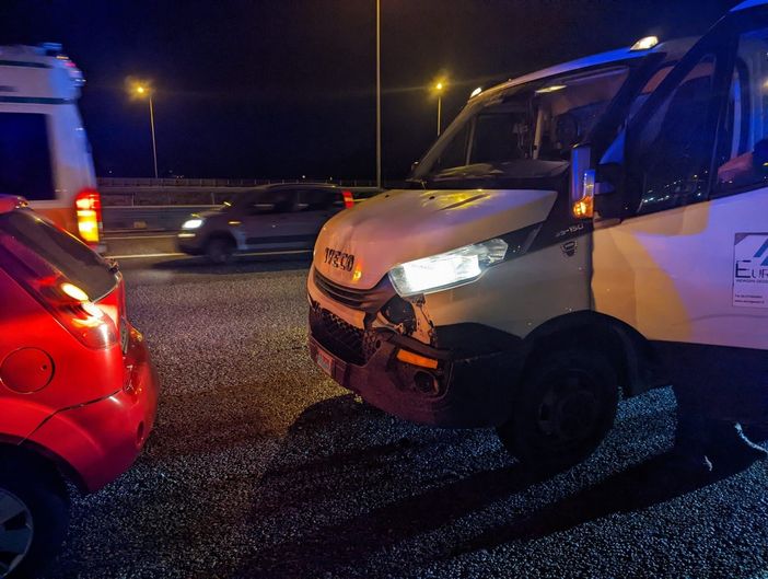 Tamponamento tra tre auto in tangenziale all'altezza di corso Regina: il traffico è bloccato Tamponamento tra tre auto in tangenziale all'altezza di corso Regina: il traffico è bloccato