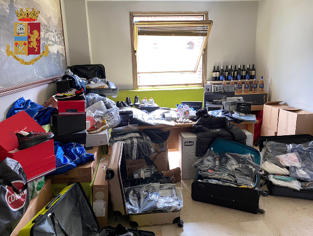 Cercavano marijuana, trovano bazar nel lusso in periferia a Torino: denunciato 44enne