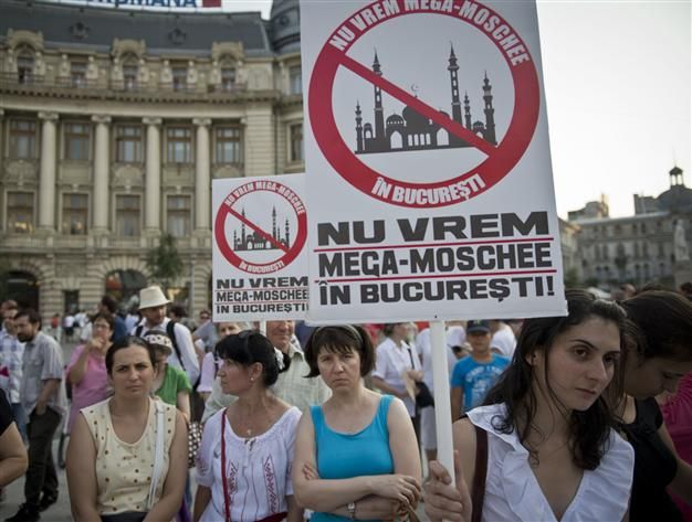 Un'immagine della protesta di Bucarest contro la costruzione della moschea Un'immagine della protesta di Bucarest contro la costruzione della moschea