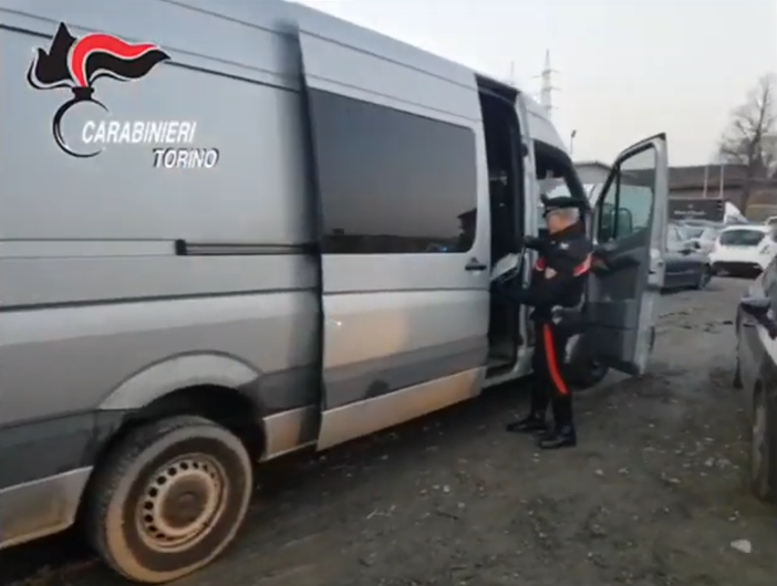 Cercano di vendere sul web un furgone rubato, ma i clienti sono carabinieri: 2 arresti