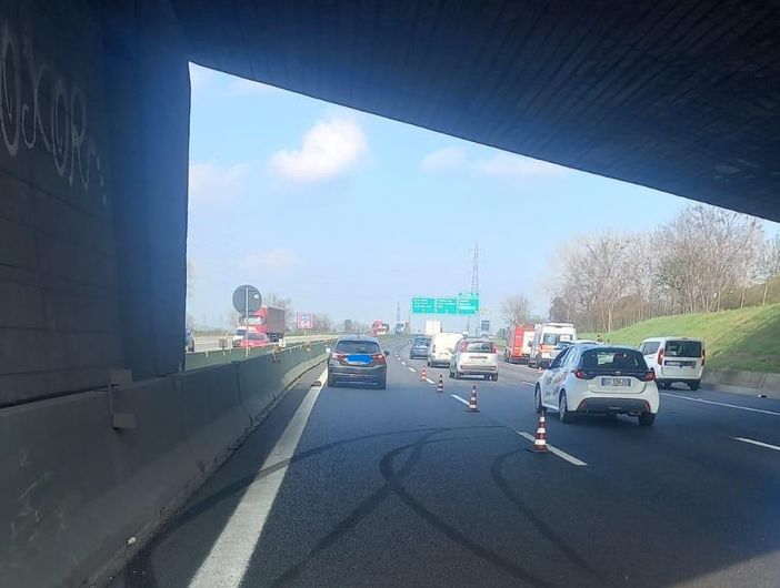 Tamponamento sulla tangenziale, all'altezza di Collegno: traffico in tilt Tamponamento sulla tangenziale, all'altezza di Collegno: traffico in tilt