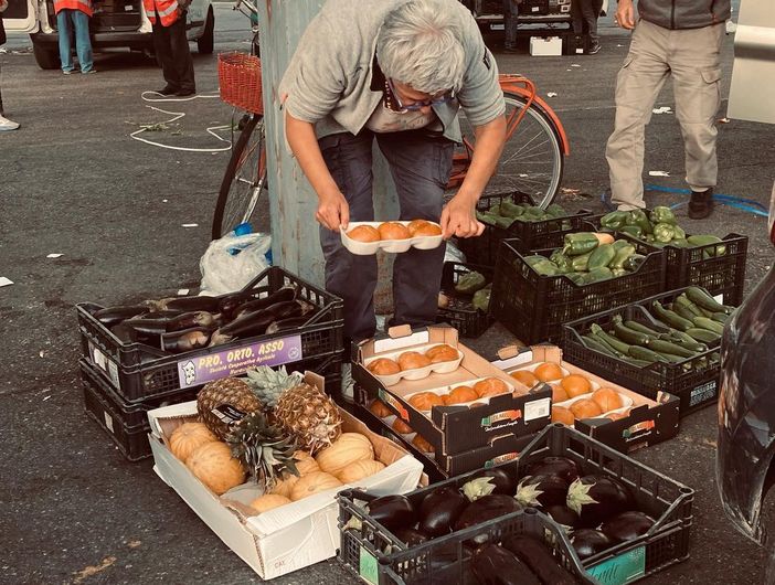 Recupero avanzi di cibo a Porta Palazzo Recupero avanzi di cibo a Porta Palazzo