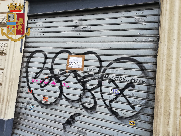 L'Internet point era una "bomba a orologeria", tra muffe e fili elettrici: sequestrato il locale e denunciato il titolare L'Internet point era una "bomba a orologeria", tra muffe e fili elettrici: sequestrato il locale e denunciato il titolare