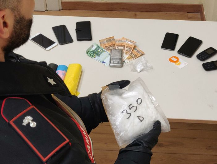 Mirafiori, &quot;cucinavano&quot; la cocaina per produrre crack: due persone in manette [VIDEO]