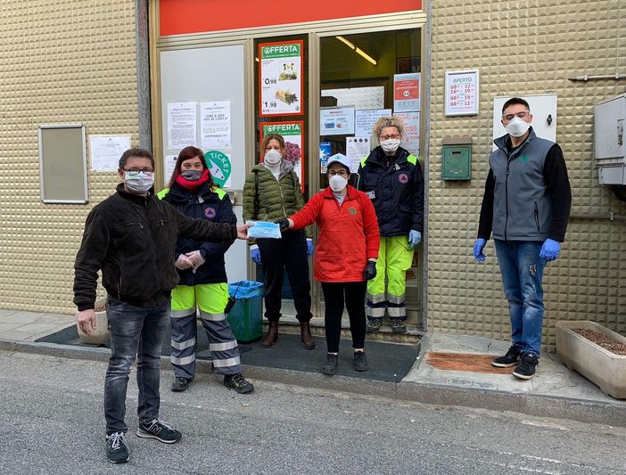 Il momento della donazione delle mascherine all'amministrazione comunale Il momento della donazione delle mascherine all'amministrazione comunale
