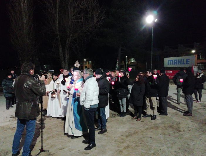 Crisi Mahle La Loggia, fiaccolata dallo stabilimento alla chiesa per la messa di Natale in solidarietà ai lavoratori che rischiano il licenziamento Crisi Mahle La Loggia, fiaccolata dallo stabilimento alla chiesa per la messa di Natale in solidarietà ai lavoratori che rischiano il licenziamento