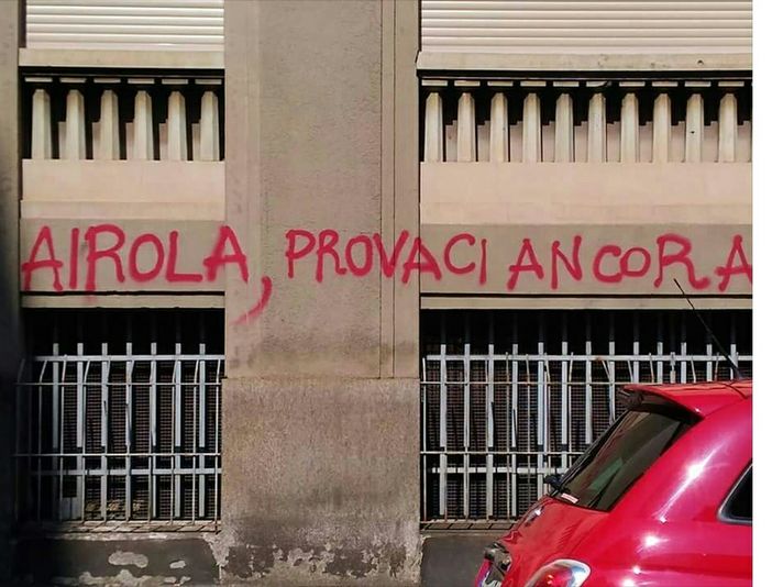 Vicenda Airola, sotto casa compare una scritta contro il senatore
