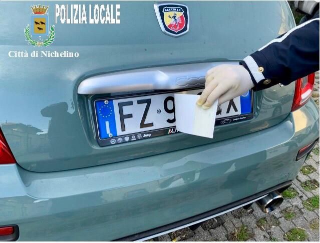 Nichelino, alteravano la targa con un adesivo: i vigili urbani scoprono auto rubata in via Massimo D'Azeglio