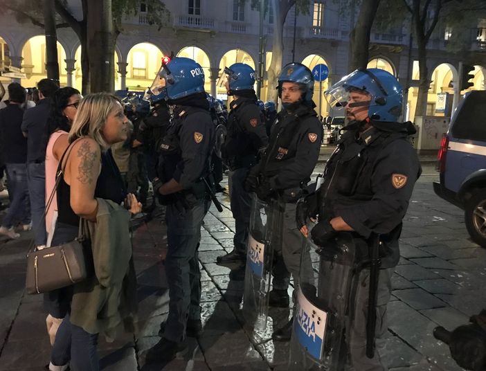 I No Green Pass sfilano ancora a Torino: tensione in corso Vinzaglio con la polizia [VIDEO e FOTO]