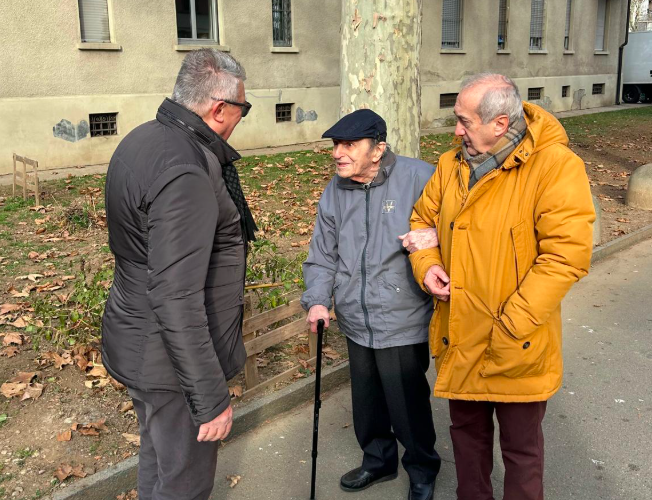 Anziano con persone attorno Anziano con persone attorno