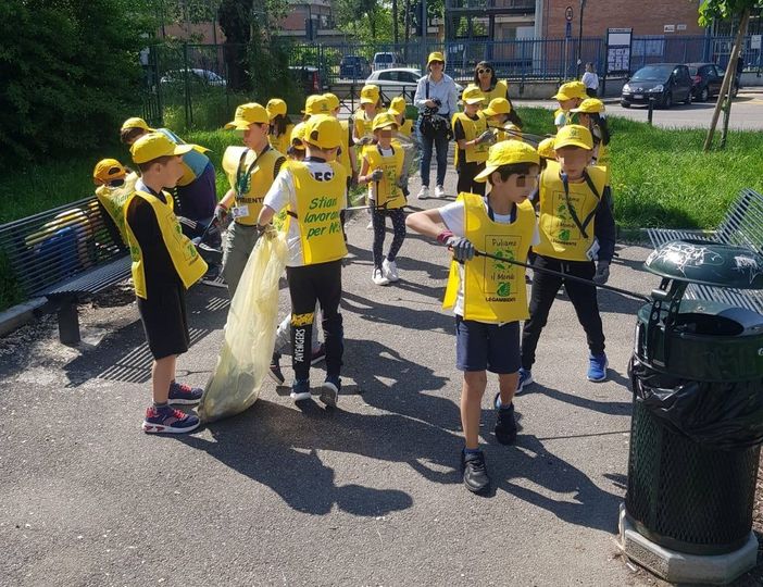 I bambini della Nasi aiutano a ripulire Moncalieri dai rifiuti