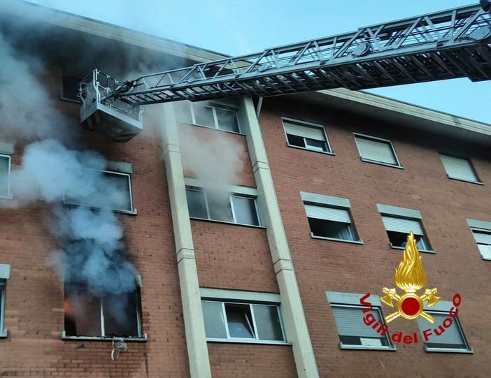 Villar Perosa, va a fuoco un appartamento: 4 persone intossicate e un intero condominio evacuato