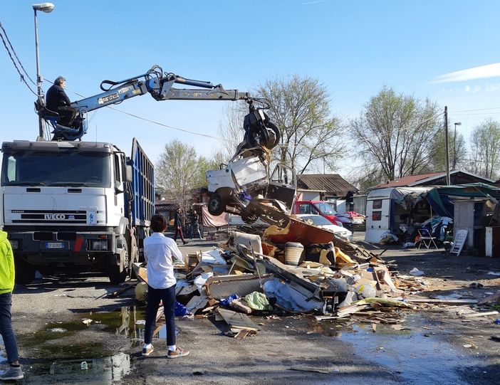 Intervento della municipale nel campo nomadi di strada dell'Aeroporto