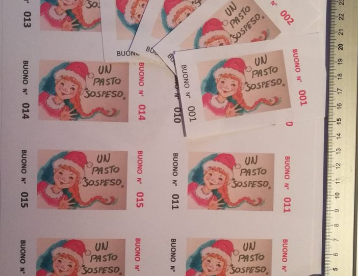 locandine colorate disposte su un tavolo locandine colorate disposte su un tavolo