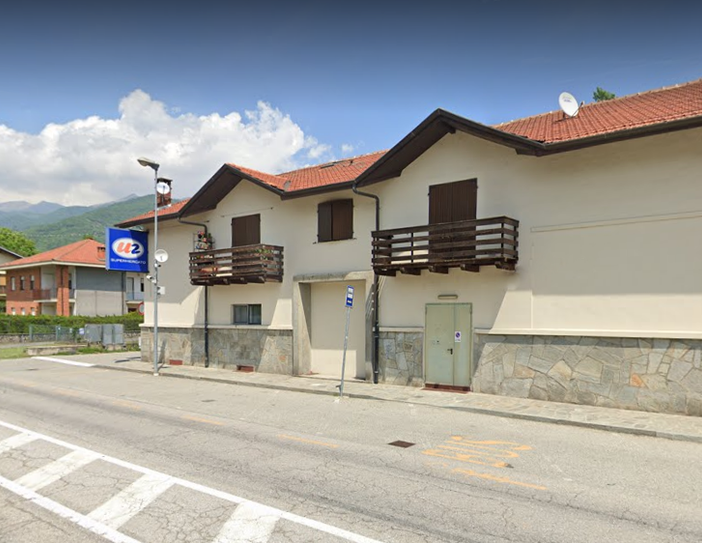 La fermata di fronte all’Unes di Villar Perosa La fermata di fronte all’Unes di Villar Perosa