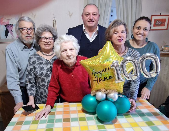 Festeggiamenti per una persona centenaria Festeggiamenti per una persona centenaria