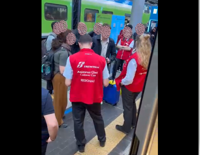 Uno dei momenti di protesta dei pendolari alla stazione di Milano per tornare a Torino