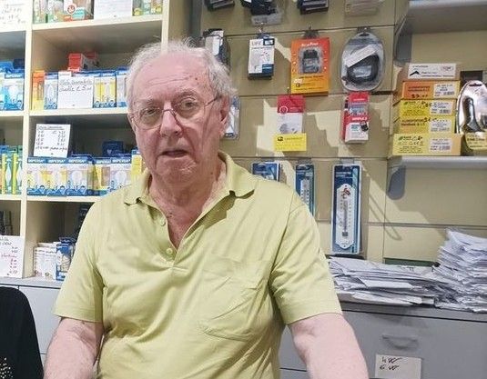 Vittorio Cazzadori nel suo negozio