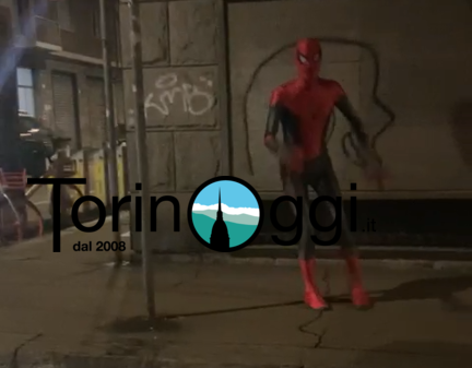 Uomo travestito da supereroe