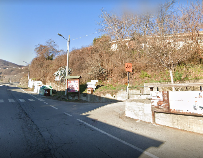 La provinciale 165 all’incrocio con la strada per le scuole