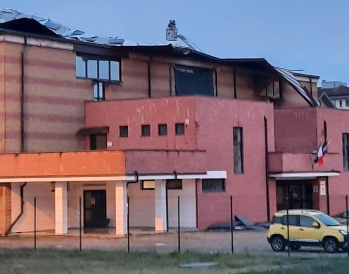 Maltempo, forte temporale su Chivasso: scoperchiato il PalaLancia Maltempo, forte temporale su Chivasso: scoperchiato il PalaLancia