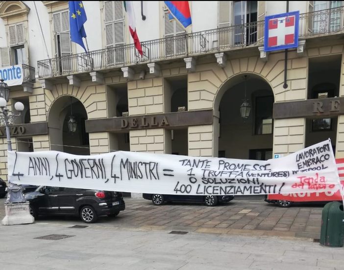 striscione lavoratori in protesta