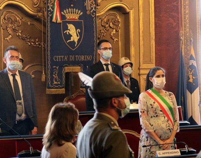 Sala rossa con sindaca e alpini