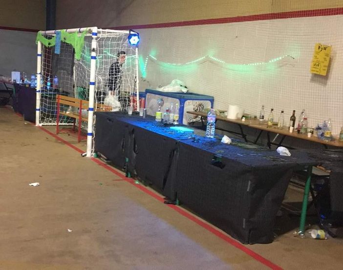 dopo la festa in un palazzetto