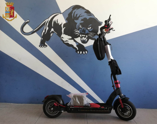 Il monopattino rinvenuto dalla Squadra Volante