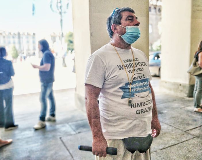 Ex Embraco: tensioni tra lavoratori e sindacalisti sotto la prefettura. Todde assicura: &quot;Cassa integrazione subito&quot; [FOTO e VIDEO]