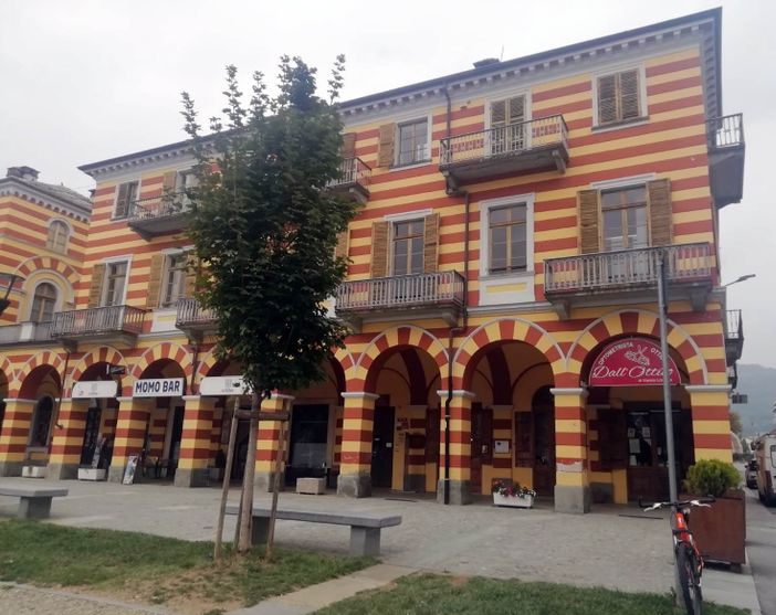 Il palazzo comunale dal lato della scuola di musica Il palazzo comunale dal lato della scuola di musica