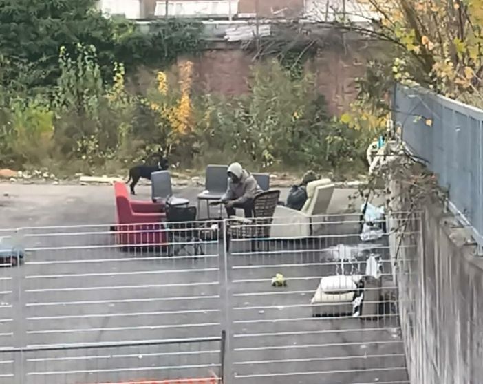 Un manipolo di uomini dentro l'ex Gondrand