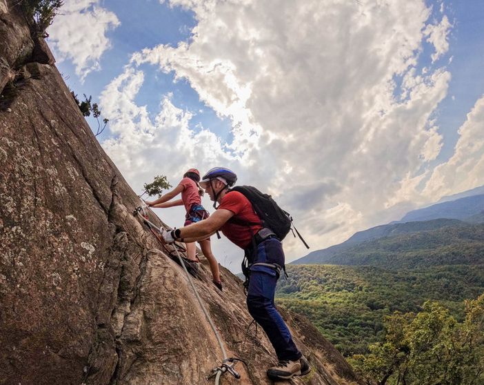A 10 anni scala la Ferrata della Sacra di San Michele (Torino) in meno di 4 ore: la varazzina atleta in erba è Linda Cerruti