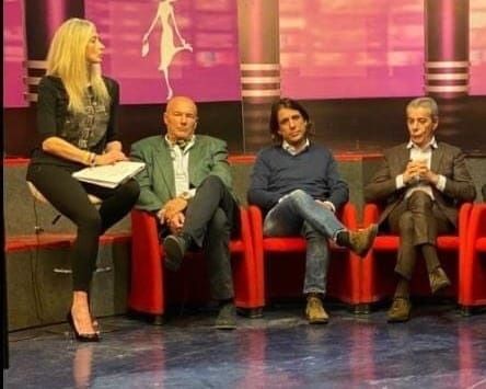 persone che parlano sedute