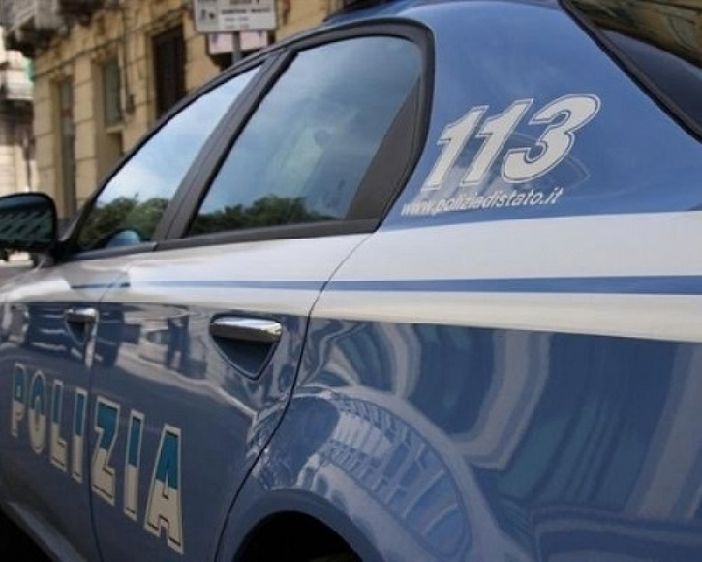 Torino: maltratta un cucciolo di cane in pubblico, denunciato dalla Polizia Torino: maltratta un cucciolo di cane in pubblico, denunciato dalla Polizia