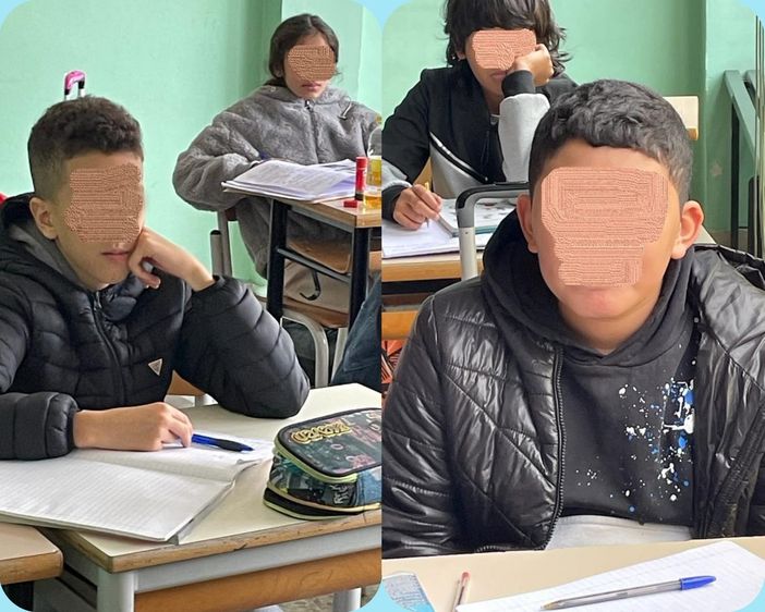 Ragazzi in classe con giubbotti pesanti Ragazzi in classe con giubbotti pesanti