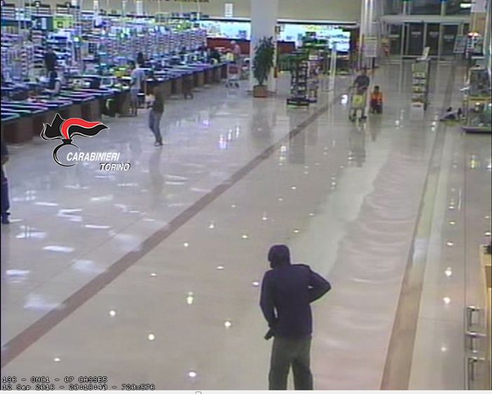 Armi puntate contro donne e bambini: presa la banda di rapinatori dei supermercati del torinese