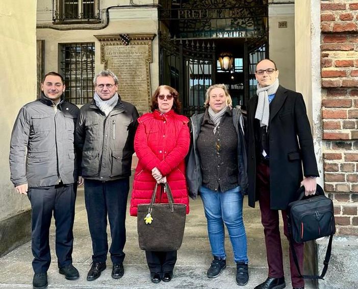 foto di gruppo con persone davanti alla porta foto di gruppo con persone davanti alla porta