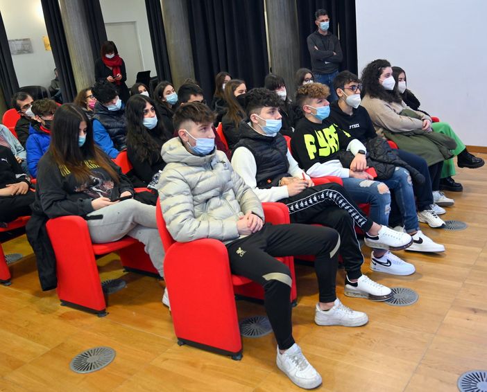 incontro in aula con agenti di polizia