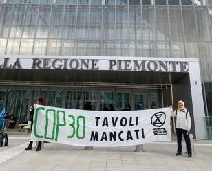 La protesta degli attivisti di Extinction Rebellion davanti alla Regione