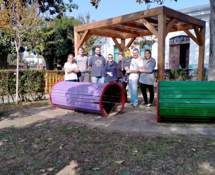 Il Comitato nel giardino della materna con i giochi ritinteggiati Il Comitato nel giardino della materna con i giochi ritinteggiati