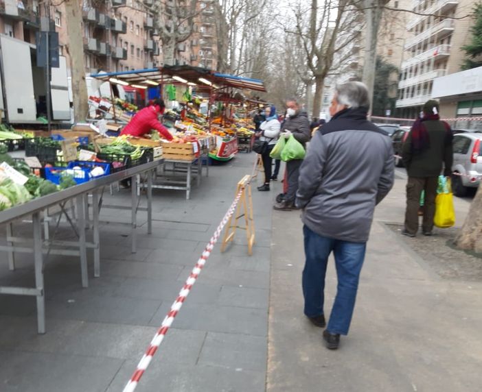 Transenne e ingressi regolati al mercato di via Pavese