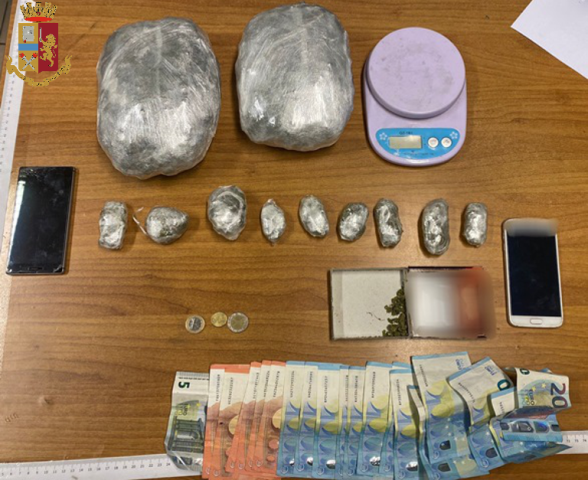 droga e soldi ritrovati dalla polizia droga e soldi ritrovati dalla polizia