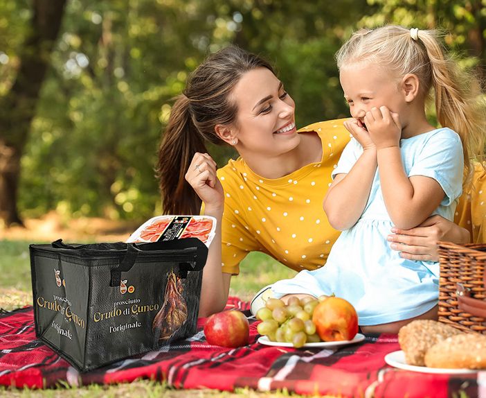 Con il Crudo di Cuneo in omaggio la borsa frigo Con il Crudo di Cuneo in omaggio la borsa frigo