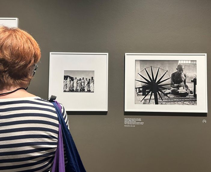 Donna che osserva una mostra fotografica