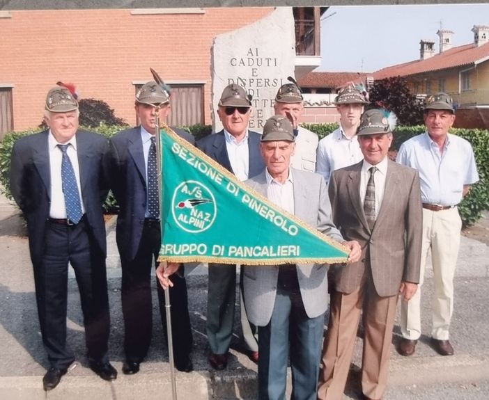 Emanuele Libra, in prima fila a destra con gli alpini