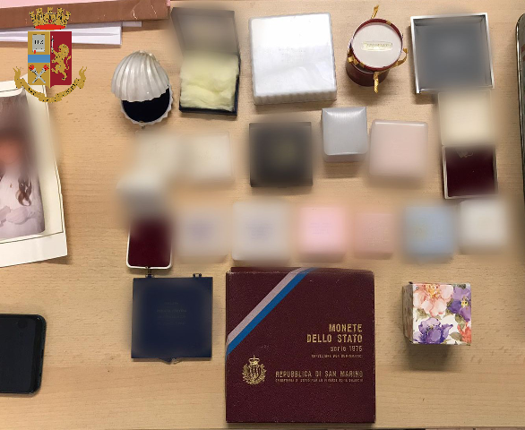 Trova dei gioielli in cantina e tenta di rivenderseli: denunciato