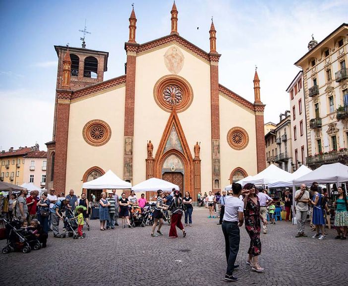 Mani creative si mostrano oggi in piazza San Donato a Pinerolo