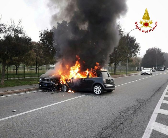 auto in fiamme auto in fiamme