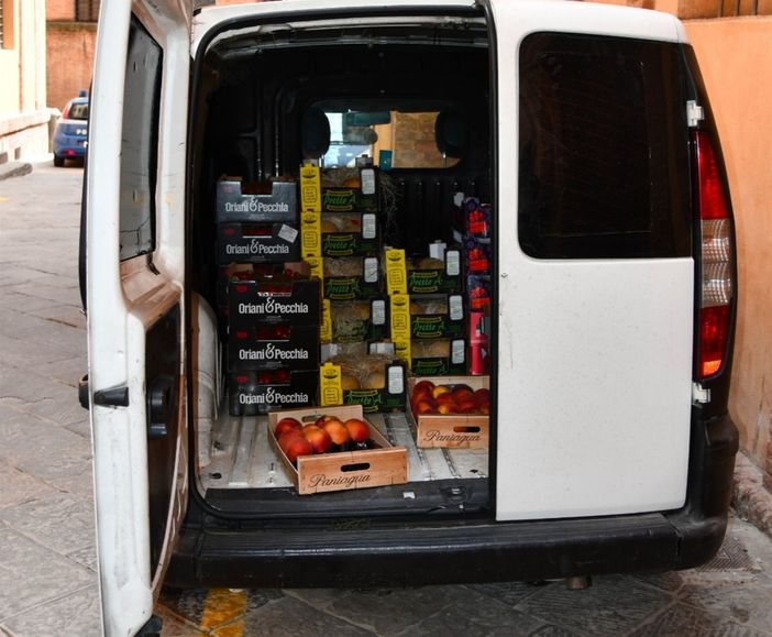 Nichelino, tenta la truffa della cassetta di frutta ma viene scoperto e allontanato Nichelino, tenta la truffa della cassetta di frutta ma viene scoperto e allontanato